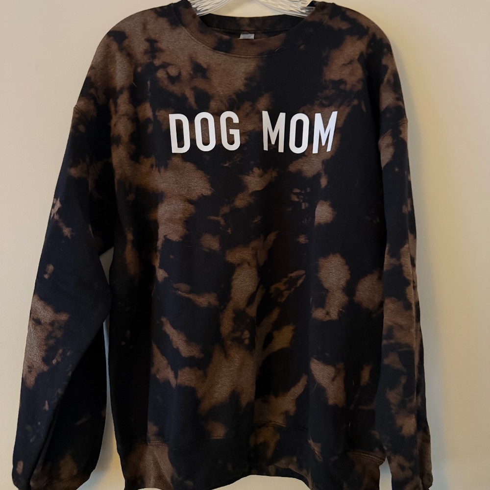 DOG MOM crewneck